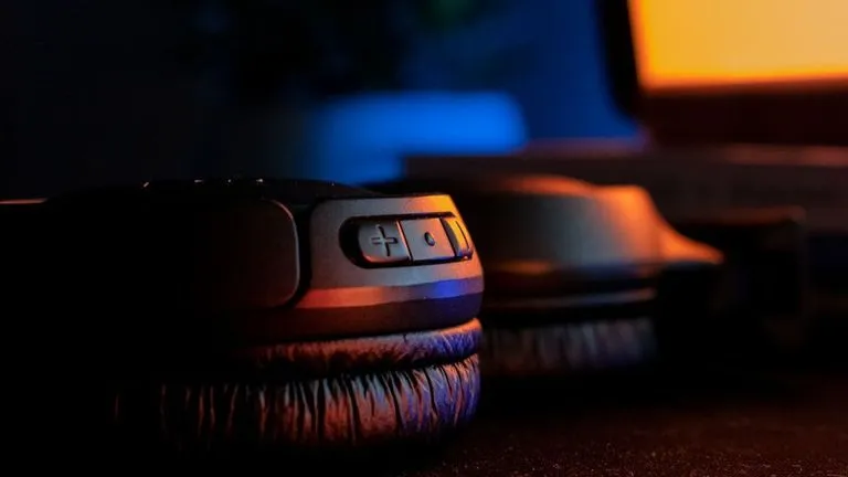 Trådlöst vs Trådbundet Headset 2026 — Latens | GamerRigg