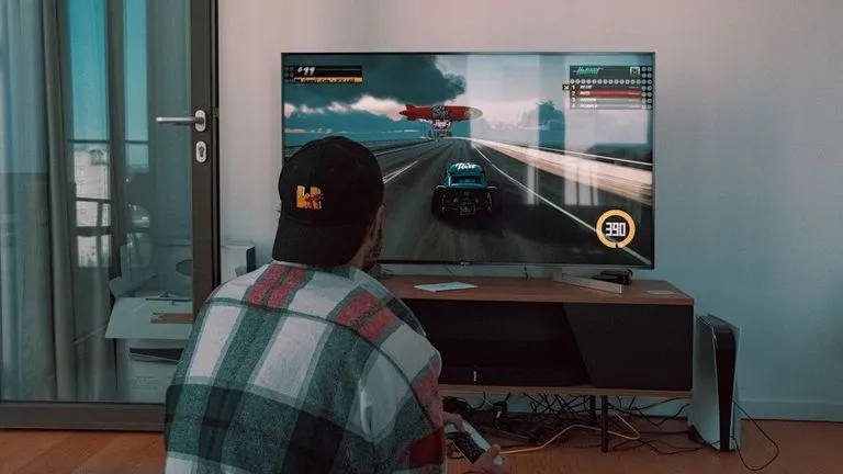 OLED vs QLED Gaming 2026 — Panelteknik | GamerRigg